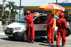 Brasilian Gallery: Formula One World Championship: Shell pit stop crew outside the circuit