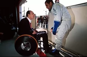 2001 Gallery: Formula One World Championship: Sir Frank Williams speaks to Juan Pablo Montoya BMW Williams FW23