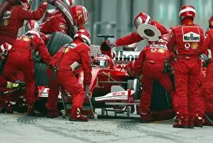 Images Dated 17th March 2002: Formula One World Championship: Slick pit work for Rubens Barrichello Ferrari F2001 did not stop