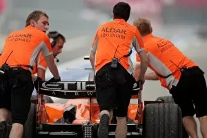 Fuji Gallery: Formula One World Championship: Spyker mechanics push a car in the pits