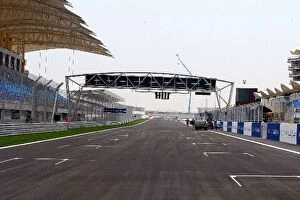 Images Dated 1st April 2004: Formula One World Championship: The start / finish straight and grid