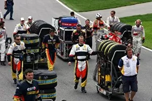 Images Dated 8th June 2008: Formula One World Championship: Teams get to the grid