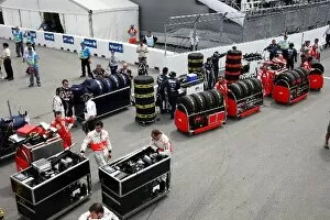 Images Dated 8th June 2008: Formula One World Championship: Teams prepare for the grid