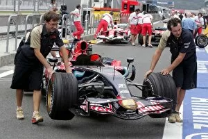 Fuji International Speedway Gallery: Formula One World Championship: Toro Rosso in the pitlane