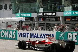 Images Dated 23rd March 2008: Formula One World Championship: The Toyota team celebrate fourth position for Jarno Trulli Toyota