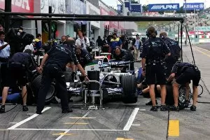 Images Dated 6th October 2006: Formula One World Championship: Williams make a practice pit stop