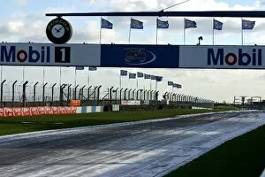Images Dated 30th January 2003: General Testing: A light snowfall covers the Donington start / finish straight