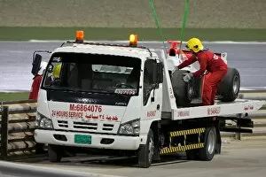 Images Dated 13th February 2009: GP2 Asia Series: The car of Rodolfo Gonzalez FMS International is recovered
