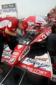 Images Dated 5th April 2009: GP2 Asia Series: Setup adjustments for Alvaro Parente My Qi-Meritus.Mahara on the grid