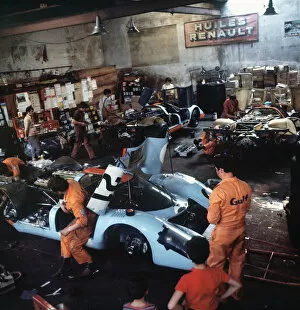 Images Dated 7th December 2012: Gulf Porsche team mechanics