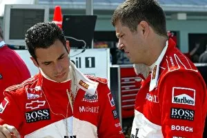 Images Dated 3rd March 2002: Indy Racing League: Helio Castroneves and Gil de Ferran talk after the Miami GP