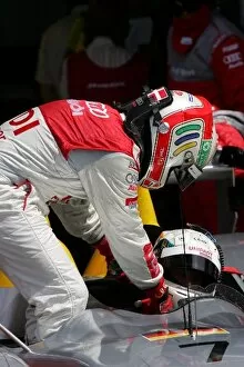 Images Dated 5th June 2006: Le Mans 24 Hours Test Day: Tom Kristensen and Allan McNish Audi Sport Team Joest Audi R10 change
