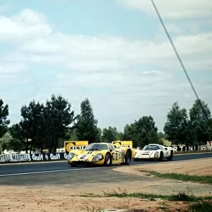 1960s Le Mans Gallery: McLaren / Donohue leads Stommelen / Neerpasch: 1967 LE MANS 24 HOURS