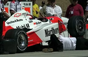 Images Dated 24th March 2002: Penske Mechanics work on Gil de Ferrans (BRA) Dallara / Chevrolet during practice for the Yamaha 400
