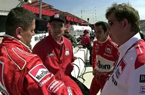 Images Dated 24th March 2002: Penske team manager Tim Cindric (centre) listens to his drivers Gil de Ferran(BRA)