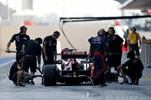 Team Collection: Pits Team Formula 1 Formula One F1 Uae Nov Testing