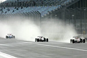 Images Dated 9th December 2004: Rainy Bahrain Bahrain F3 Superprix 8th-10th Demceber 2004 World Copyright Jakob Ebrey/LAT