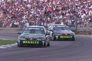 Images Dated 30th August 1999: The Renault Lagunas in formation BTCC, Brands Hatch, 30 / 8 / 99 World JENNINGS / LAT Photographic