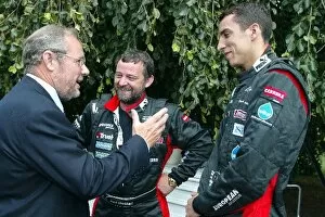 Images Dated 11th July 2003: Thunder In Hyde Park: Justin Wilson, right, and team owner Paul Stoddart, centre